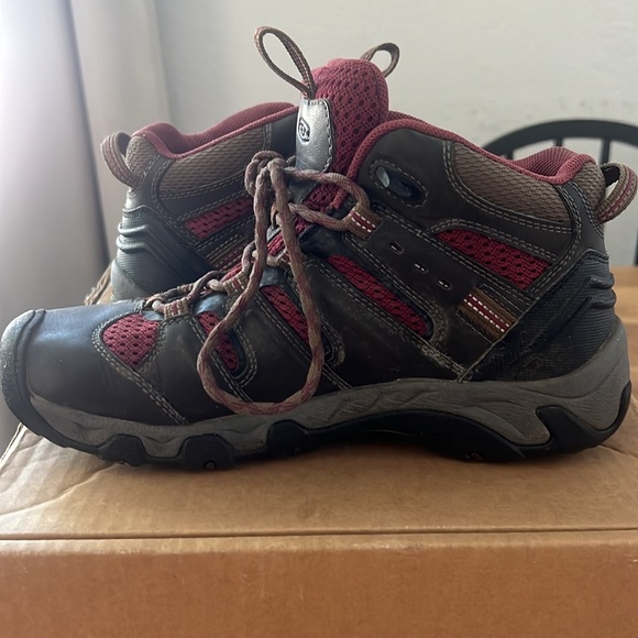 KEEN trekker boot size 7.5 brown and burgundy - Picture 6 of 17